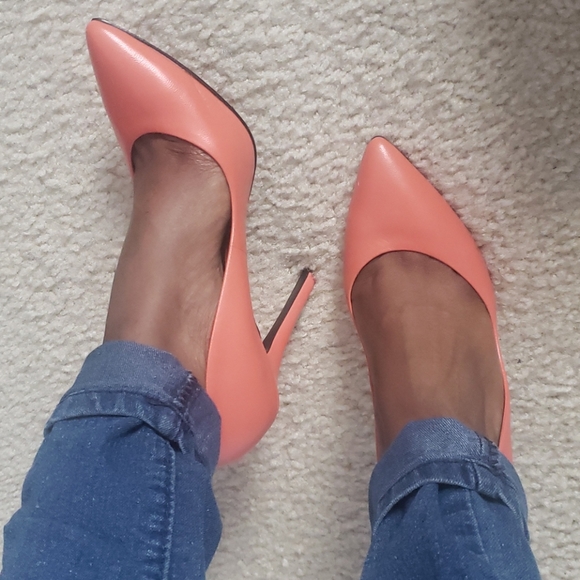 Pointed Toe Heels - Picture 1 of 3